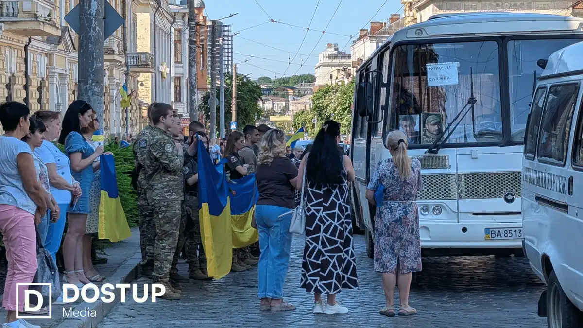 Рідні загиблих військових на прощанні у Кропивницькому