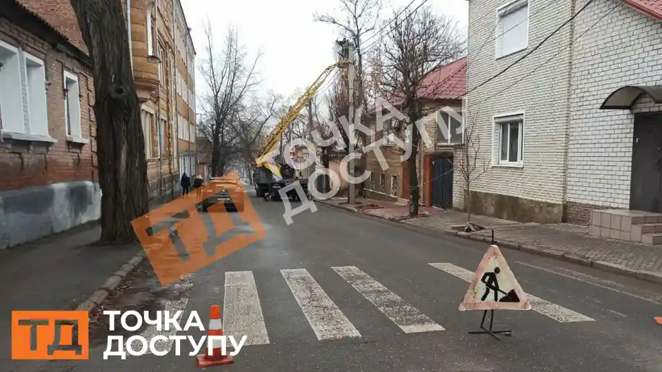 перекрили рух на Михайлівській через обрізку дерев