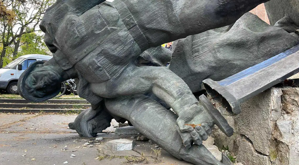 У Кропивницькому в сквері прибирають радянський пам’ятник (ФОТОРЕПОРТАЖ) фото 1