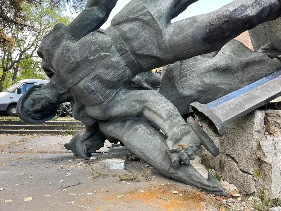 У Кропивницькому в сквері прибирають радянський пам’ятник (ФОТОРЕПОРТАЖ)