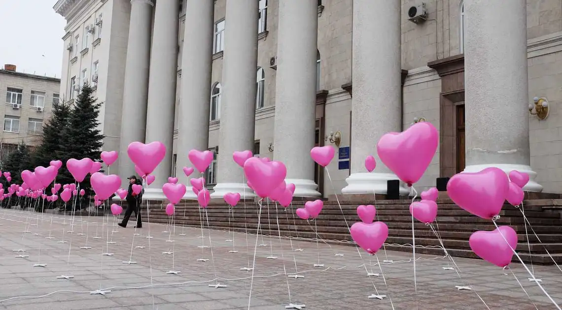 У центрі Кропивницького створили святкову фотозону з повітряних сердечок (ФОТО) фото 1