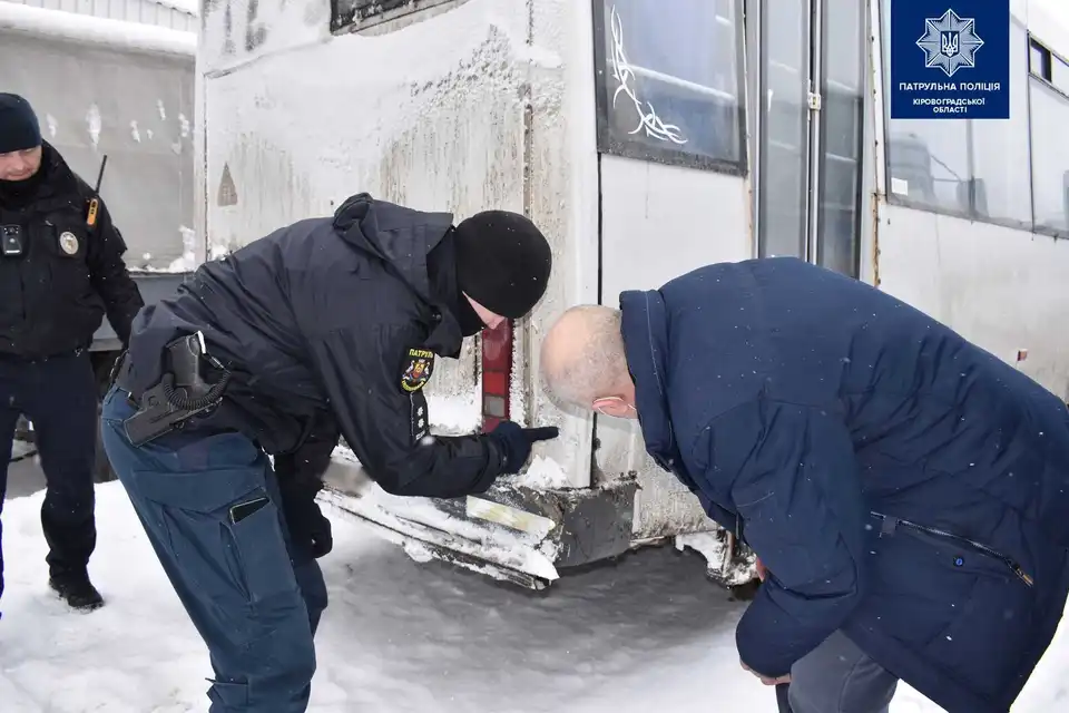 У Кропивницькому водій маршрутки спричинив ДТП та зник із місця події (ВІДЕО)