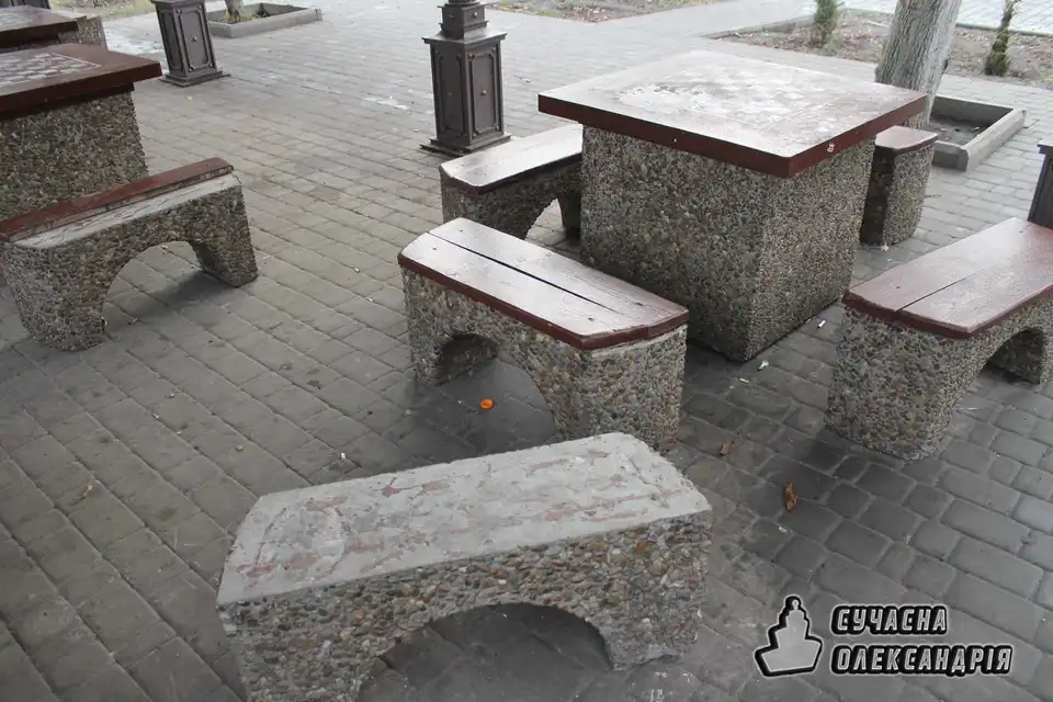 В Олександpії вандали пошкодили шаховий майданчик (ФОТО)