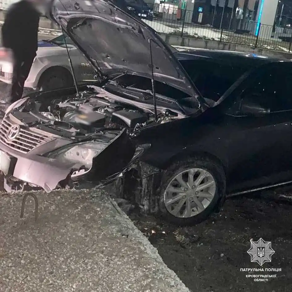 У Кропивницькому водій Toyota протаранив бордюр (ФОТО)