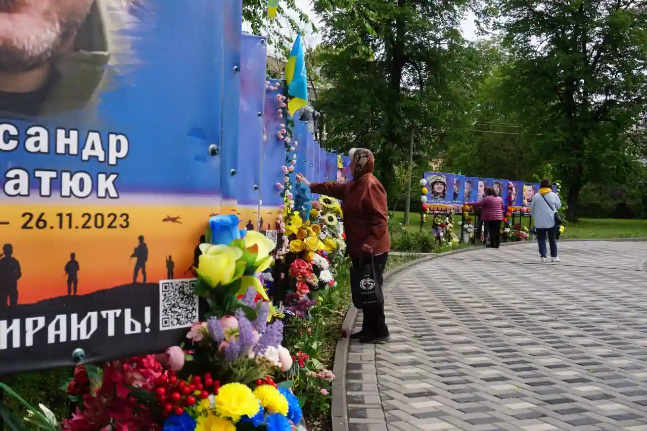 Гайворонська міська рада не дотримується своєї ж заборони щодо покладання штучних квітів