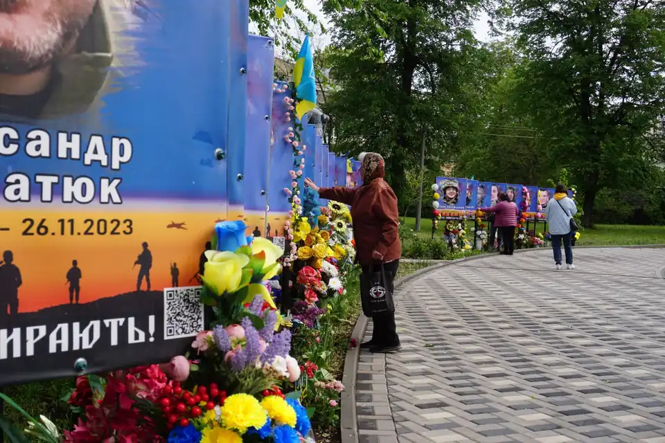 Гайворонська міська рада не дотримується своєї ж заборони щодо покладання штучних квітів