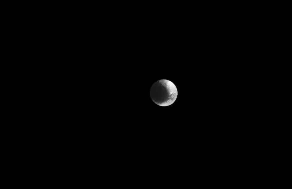 Апарат NASA «Cassini» передав останні фото «головоломного» Япета фото 1