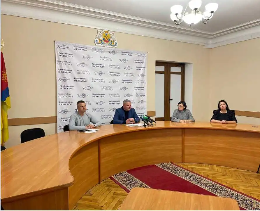 Співпраця бізнесу та влади: У Кропивницькому на двох вулицях висадять сто дерев (ФОТО)