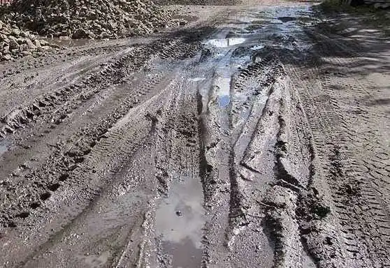 У Кропивницькому автомобіль "Екостайлу" загруз у багнюці (ФОТО)