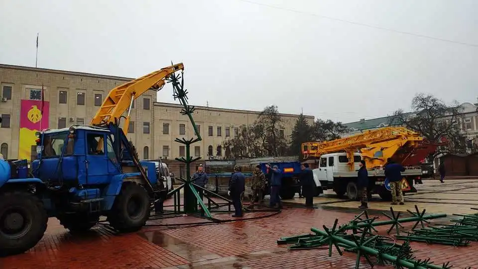 У центрі Кропивницького почали встановлювати новорічну ялинку (ФОТО)