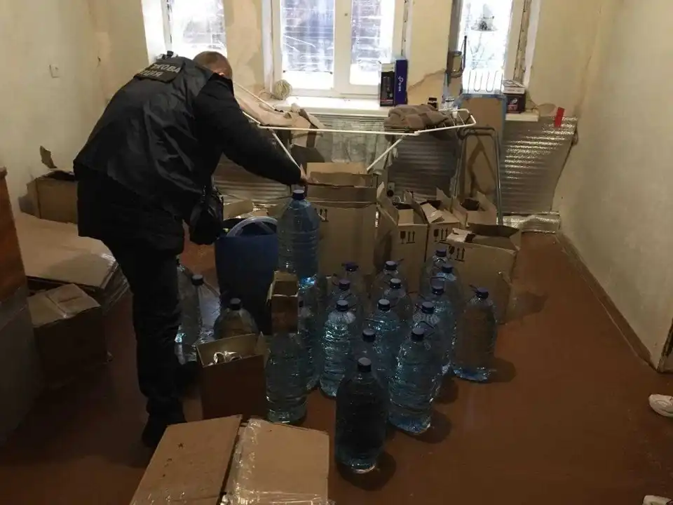 Жителя Кіровоградщини судитимуть за виготовлення й продаж фальсифікованого алкоголю фото 1