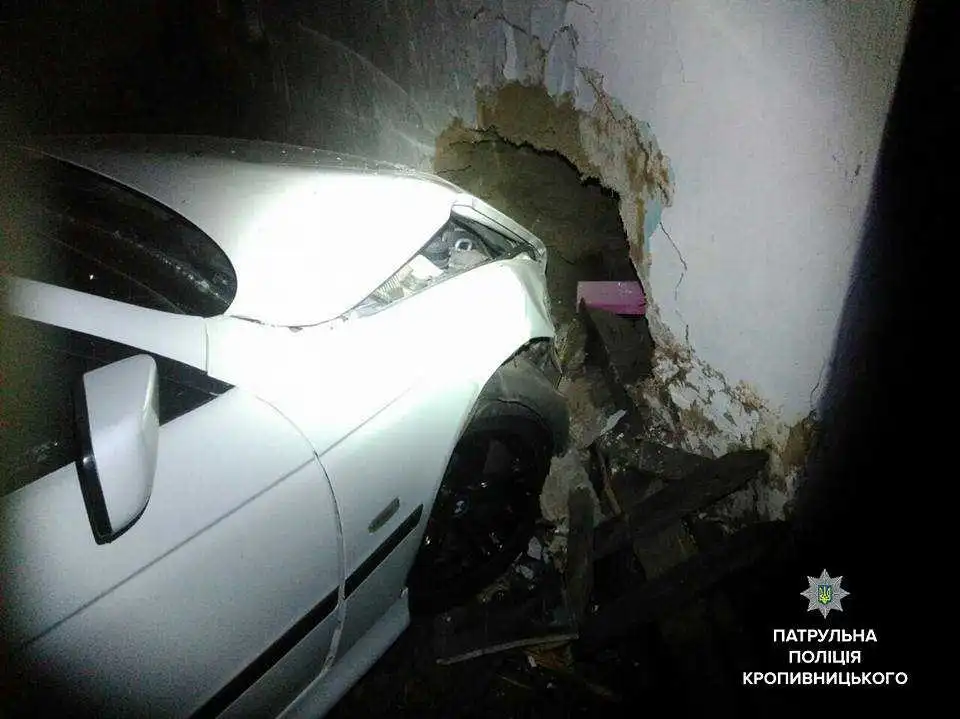 У Кропивницькому п’яний водій «BMW» протаранив будинок власного сусіда (ФОТО)