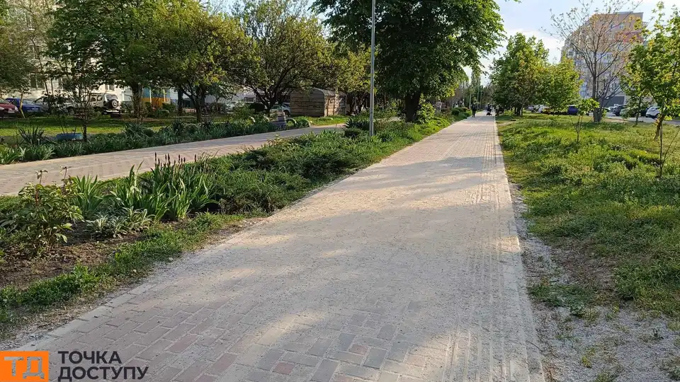 Алея на вулиці Незалежності