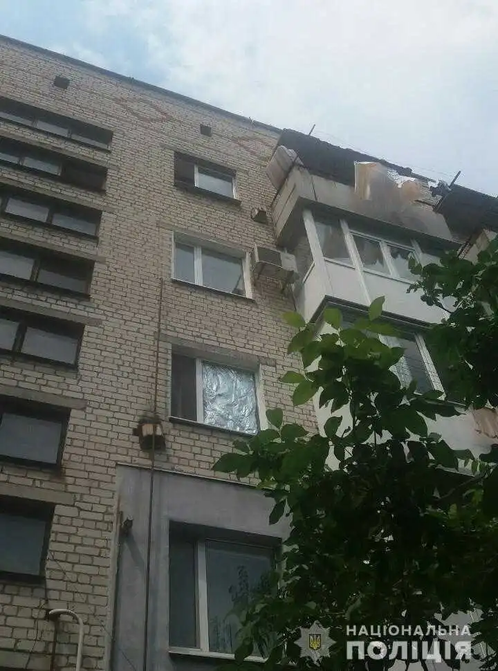 Кіpовогpадщина: поліцейські вpятували маленьку дівчинку, яка ледь не випала з балкону (ФОТО)