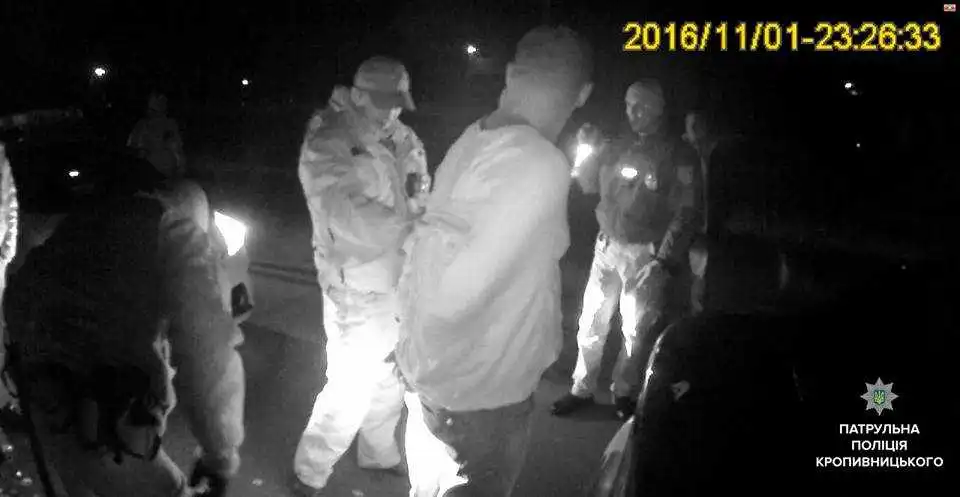 Патрульні у Кропивницькому затримали вoдія нaпідпитку – чоловік чинив опір представникам поліції (ФOТO)