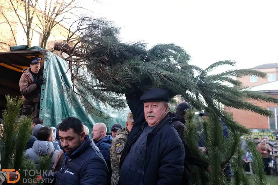 У Кропивницькому стартував новорічний ялинковий ярмарок (ФОТО)