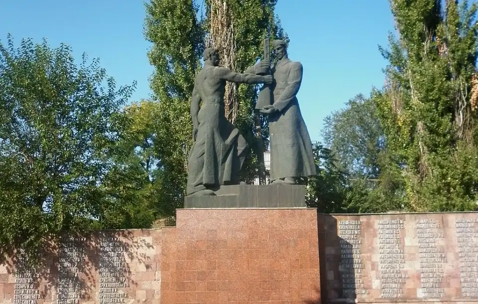 демонтують пам’ятник робітникам заводу "Червона зірка" у Кропивницькому