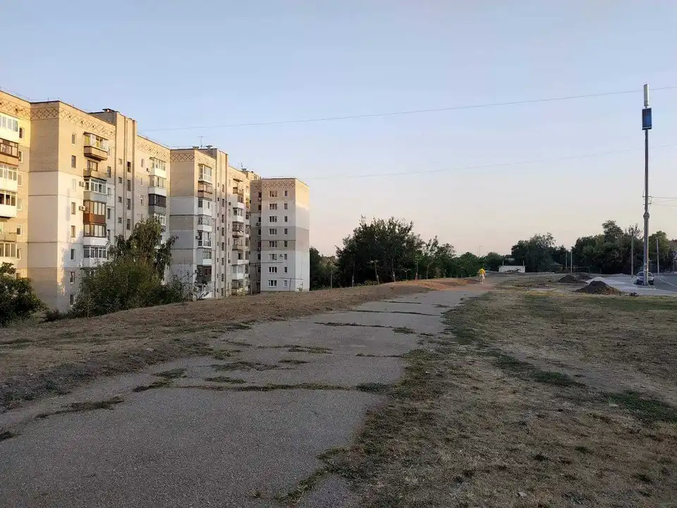 У Кропивницькому мешканці багатоповерхівки протестують проти будівництва автомийки та кафе (ФОТО)