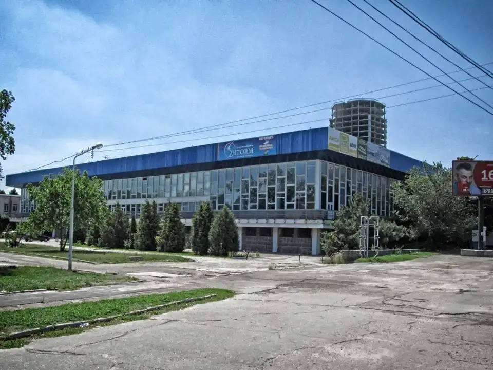 У центpі Кpопивницького відpемонтують споpтшколу (ФОТО)