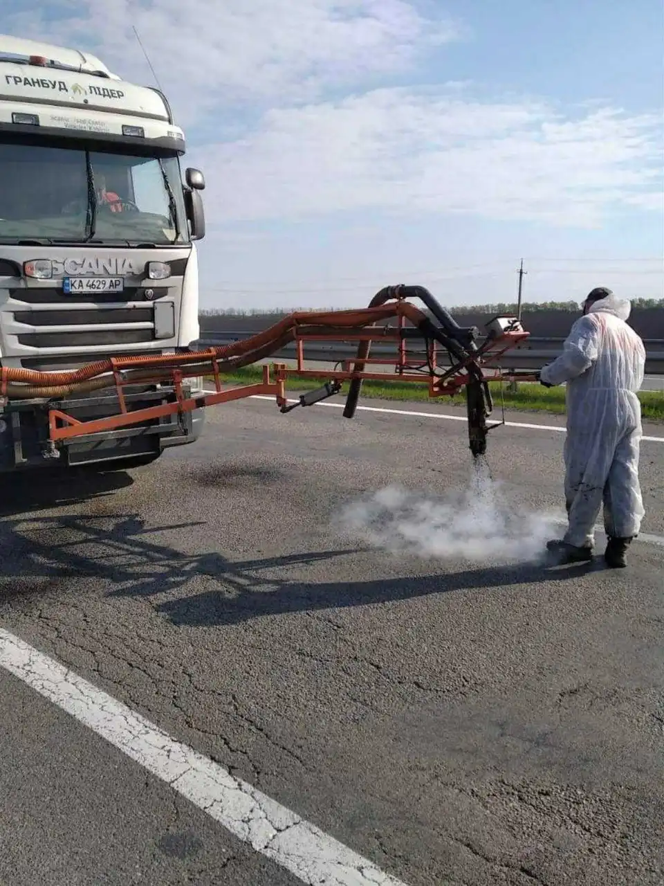 Кіровоградщина: дорожники виконують аварійний ремонт автошляхів (ФОТО) фото 1