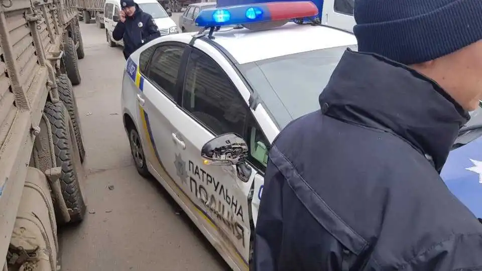 У Кропивницькому сталася ДТП за участі вантажівки та авто патрульних (ФОТО)