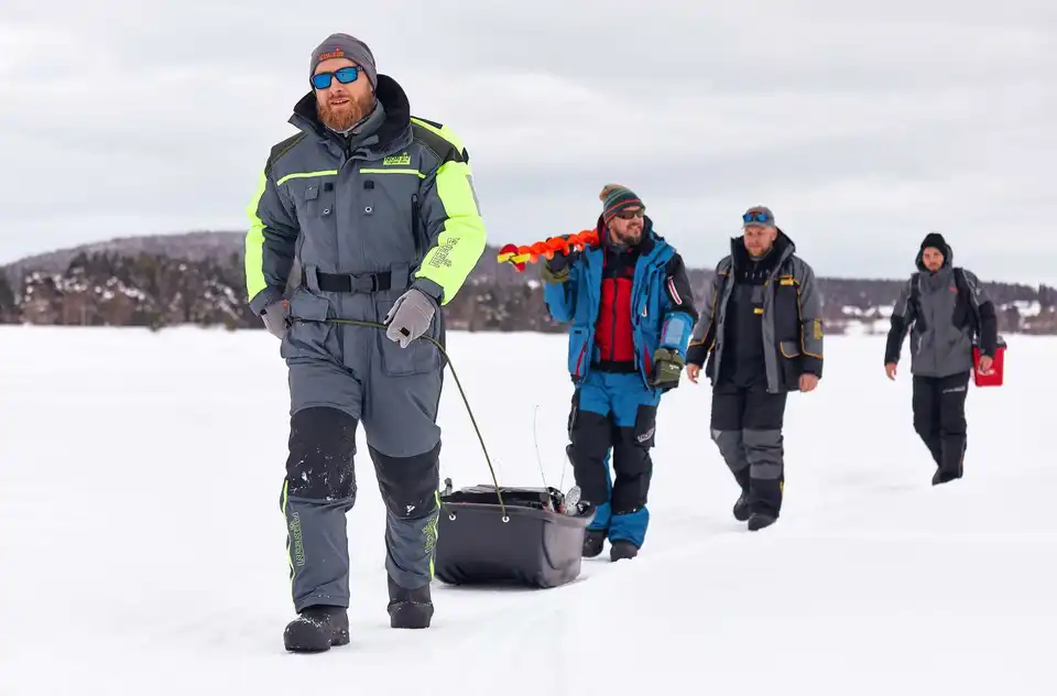 Огляд і характеристики зимових костюмів Норфін для дощу та морозу