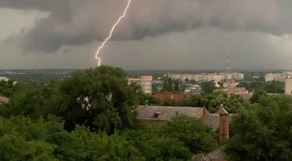 Негода у Кропивницькому зруйнувала 8 покрівель та затопила 14 під’їздів фото 1