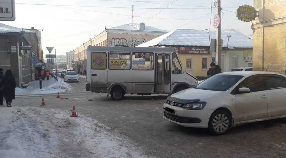 У центрі Кропивницького Volkswagen не розминувся із маршруткою, є травмовані (ФОТО) фото 1