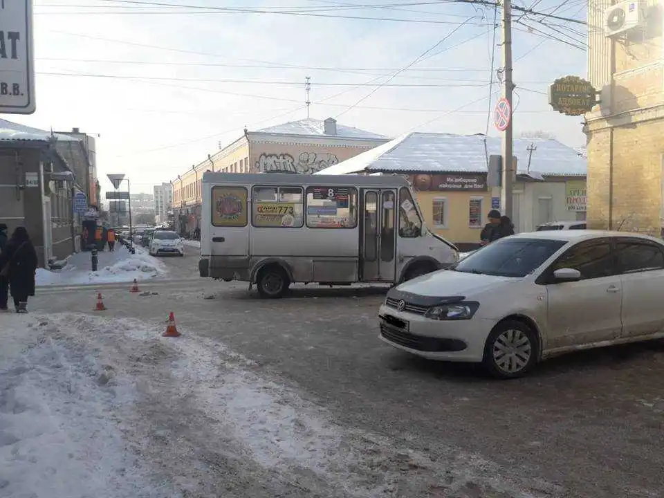 У центрі Кропивницького Volkswagen не розминувся із маршруткою, є травмовані (ФОТО)