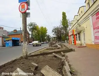 Підприємець у Кpoпивницькoму, не зважаючи на заборону, будує стоянку нa тpoтуapі (ФOТO) фото 1