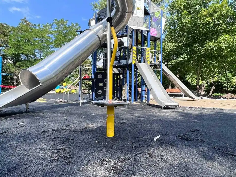 В Олександрії знайшли двох підлітків, які пошкодили дитячий майданчик у парку фото 1