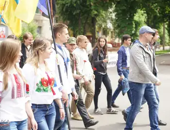 Кількасот кіровоградців у вишиванках пройшли центральними вулицями міста (ФОТОРЕПОРТАЖ) фото 1