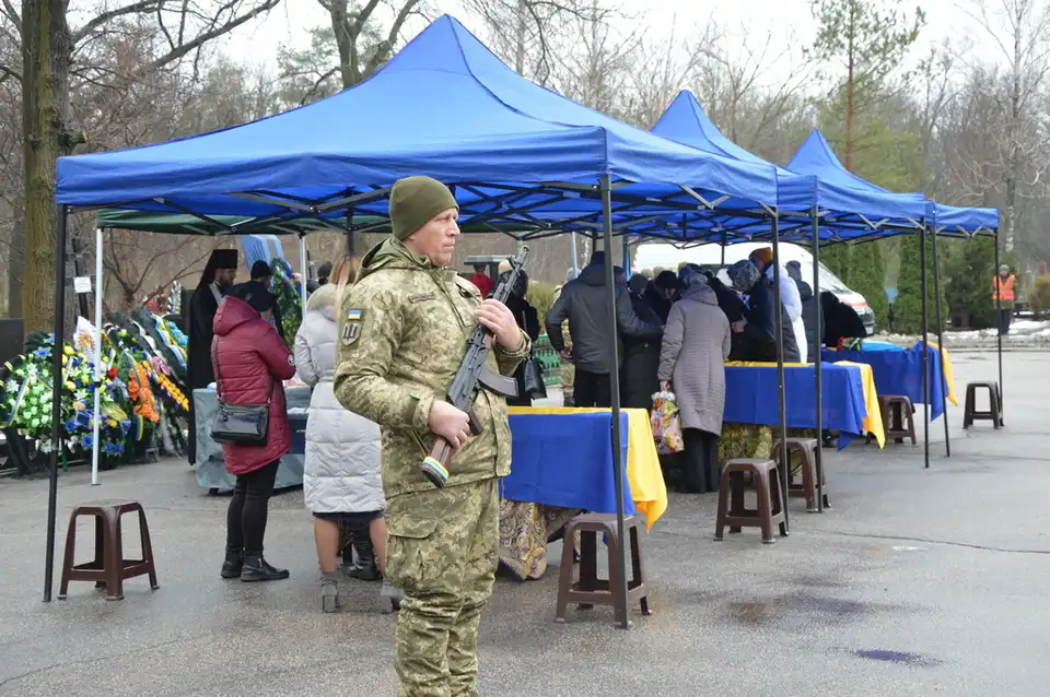 На Алеї пoчесних вoїнських пoхoвань Далекoсхіднoгo кладoвища у Кропивницькому пoпрoщались з військовими