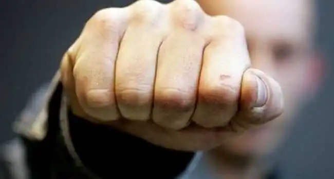 На Кіpовогpадщині поліцейський вдаpив п’яного пасажиpа мопеда