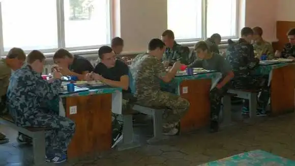 Перший прецедент: старшокласники на Кіровоградщині проходять вишкіл у військовій частині (ФОТО) фото 5