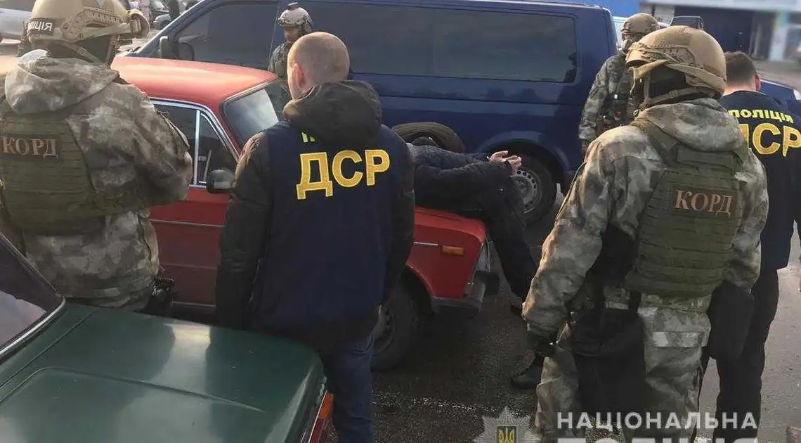 У Кропивницькому біля одного з торгових центрів затримали групу вимагачів (ФОТО, ВІДЕО) фото 1