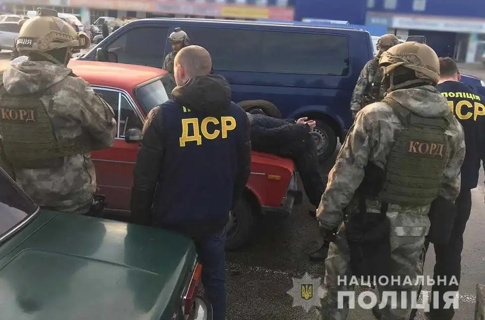 У Кропивницькому біля одного з торгових центрів затримали групу вимагачів (ФОТО, ВІДЕО)