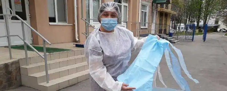 У Кропивницькому в обласній лікарні шиють бахіли та шапки для медиків (ВІДЕО)