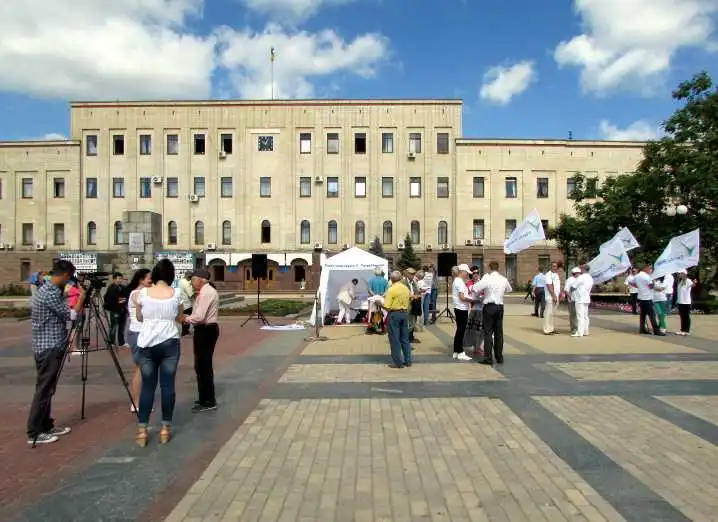 У Кіровограді з десяток членів нової партії мітингували проти тарифів на воду (ФОТО)