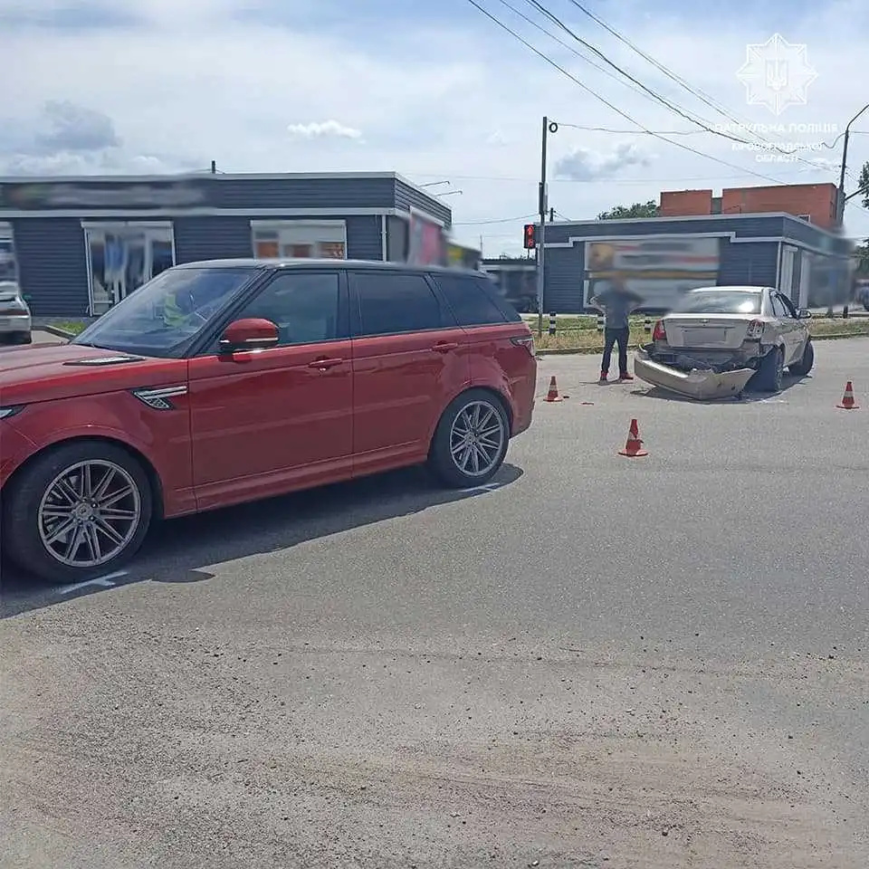 На перехресті в Кропивницькому сталася ДТП за участі Chevrolet та Land Rover (ФОТО)