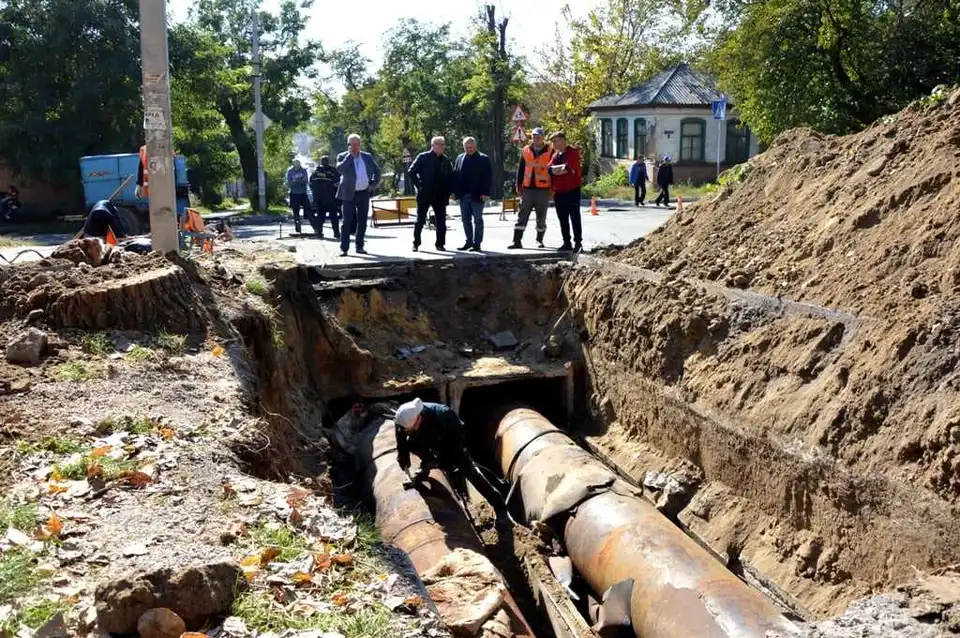 У Кропивнивницькому тепловики розрили асфальт на відремонтованій Вокзальній (ФОТО)