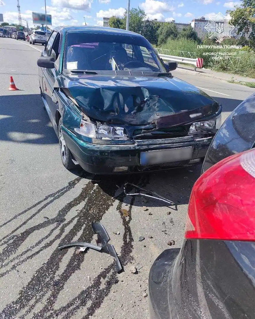 На Клинцівському мосту в Кропивницькому сталася ДТП за участі автівок ВАЗ та Toyota (ФОТО)