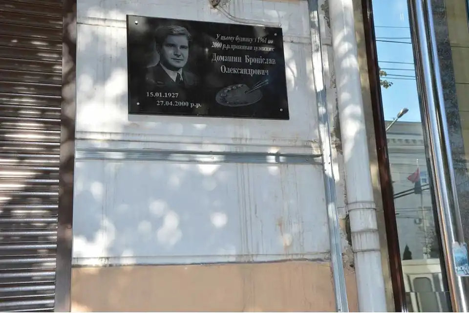 Підприємиця у центрі Кропивницького демонтувала незаконну рекламу (ФОТО) фото 1