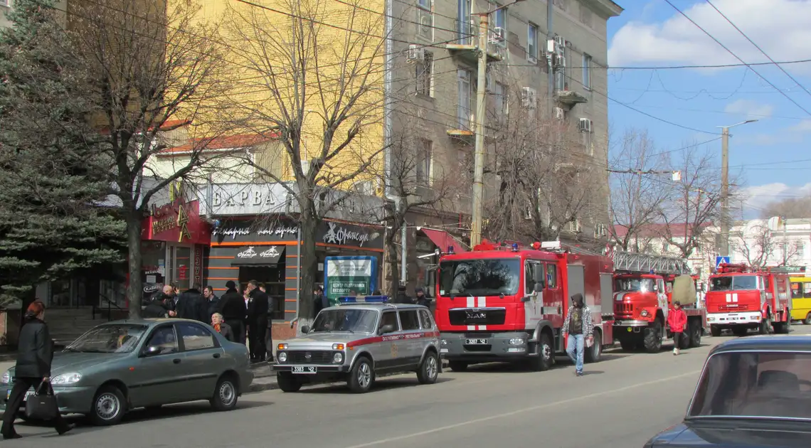 У Кропивницькому замінували Ленінський райсуд, будівлю оточено, співробітників евакуювали (ФОТО) фото 1