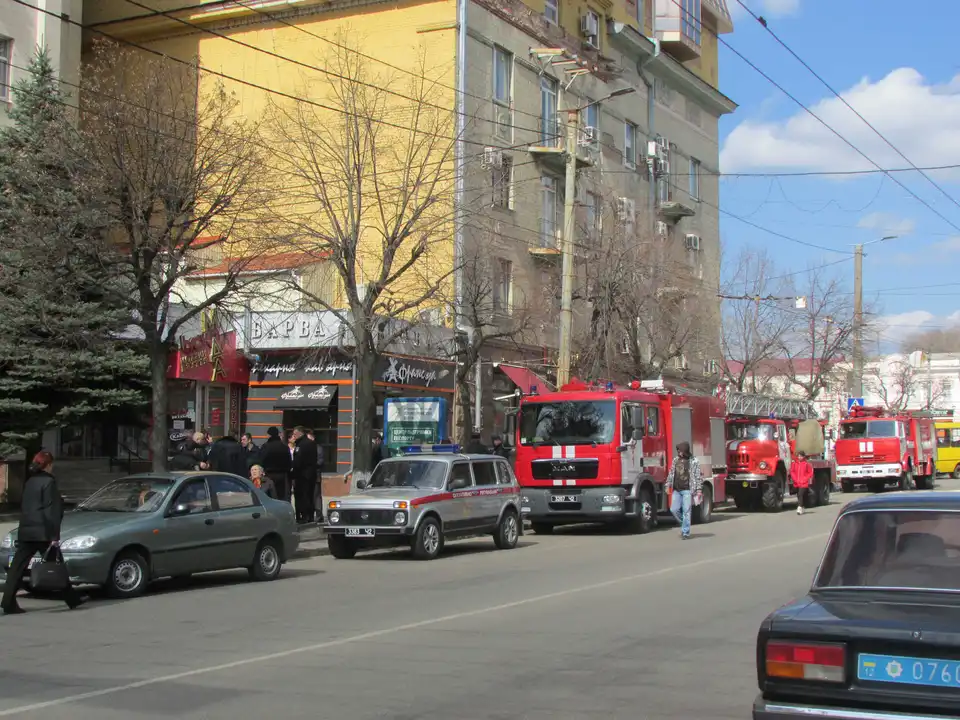 У Кропивницькому замінували Ленінський райсуд, будівлю оточено, співробітників евакуювали (ФОТО)