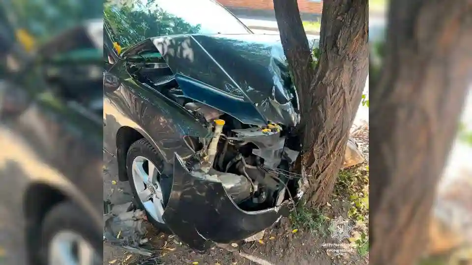 У Кропивницькому зіткнулися ВАЗ і Mazda: одна машина влетіла в дерево, інша — на клумбу
