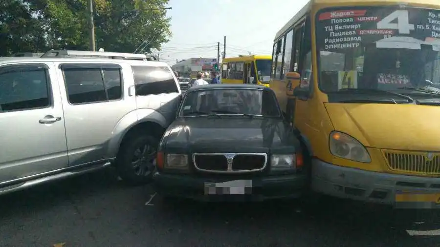 У Кропивницькому після зіткнення з маршруткою та «NISSAN» заблокувало в салоні водія «Волги» (ФОТО)