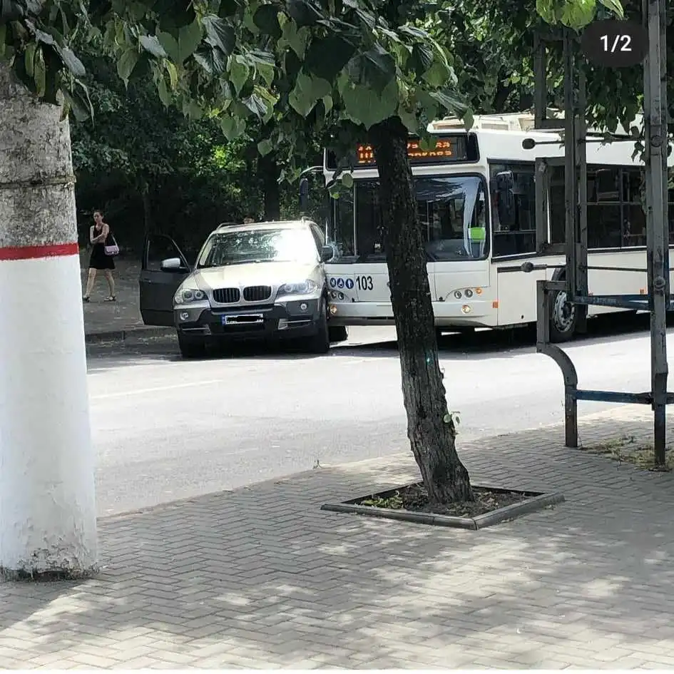 У Кропивницькому сталася ДТП за участі BMW та тролейбуса (ФОТО)