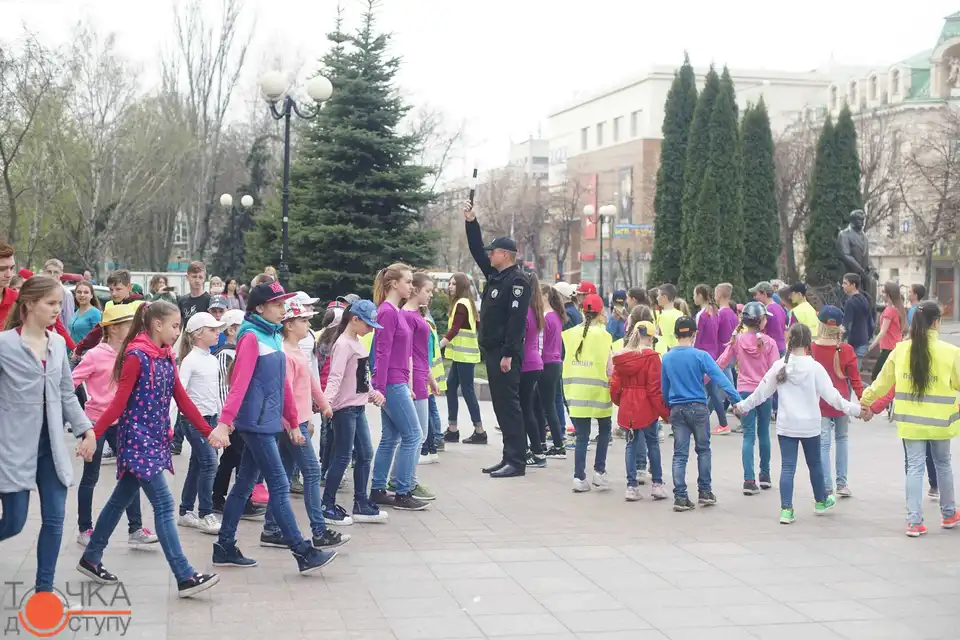 Від Черкас до Херсона: у центрі Кропивницького відбувся танцювальний  флешмоб (ФОТОРЕПОРТАЖ) фото 1