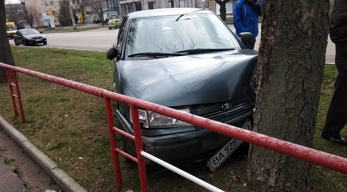У Кропивницькому ВАЗ в’їхав у припаркований "Chevrolet", а потім – у дерево (ФОТО) фото 1